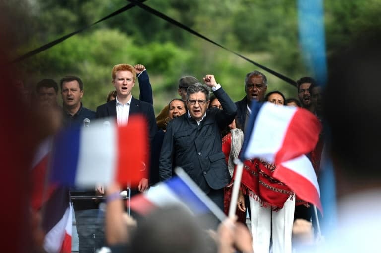 Jean-Luc Mélenchon, avec notamment à ses côtés Adrien Quatennens, député de La France insoumise, à  Châteauneuf-sur-Isère, le 29 août 2021 - OLIVIER CHASSIGNOLE © 2019 AFP