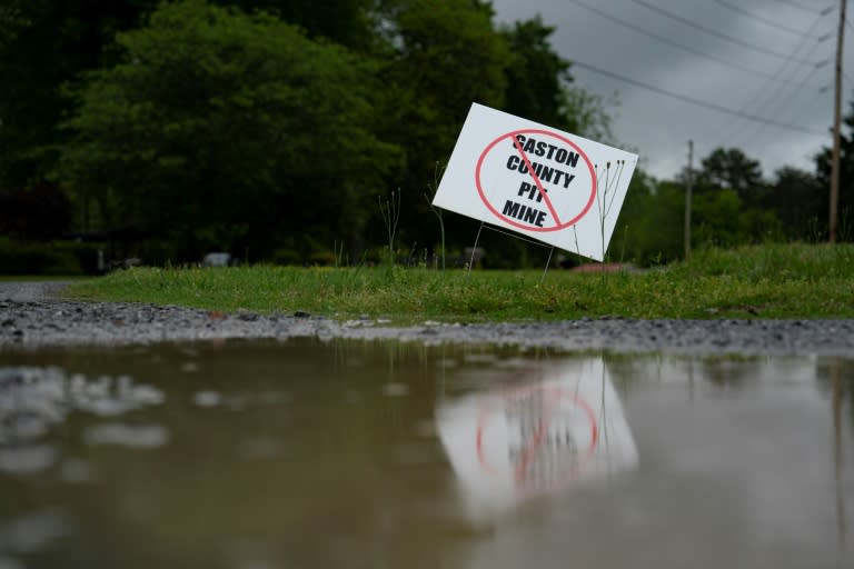 Un panneau contre un projet de mine de lithium est visible le 21 avril 2024 à Lincolnton, en Caroline du Nord (Allison Joyce)