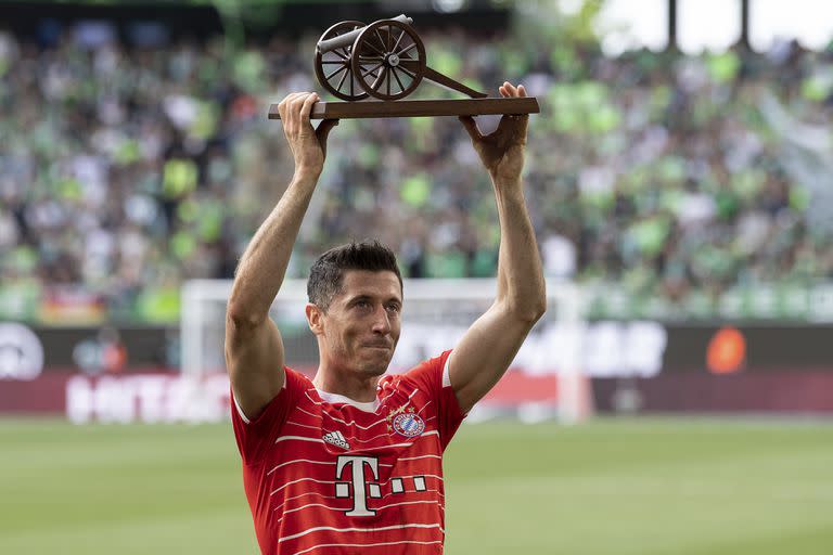 El delantero polaco Robert Lewandowski, de brillante paso por Bayern Münich, muestra el trofeo al máximo goleador de la Bundesliga, en mayo pasado