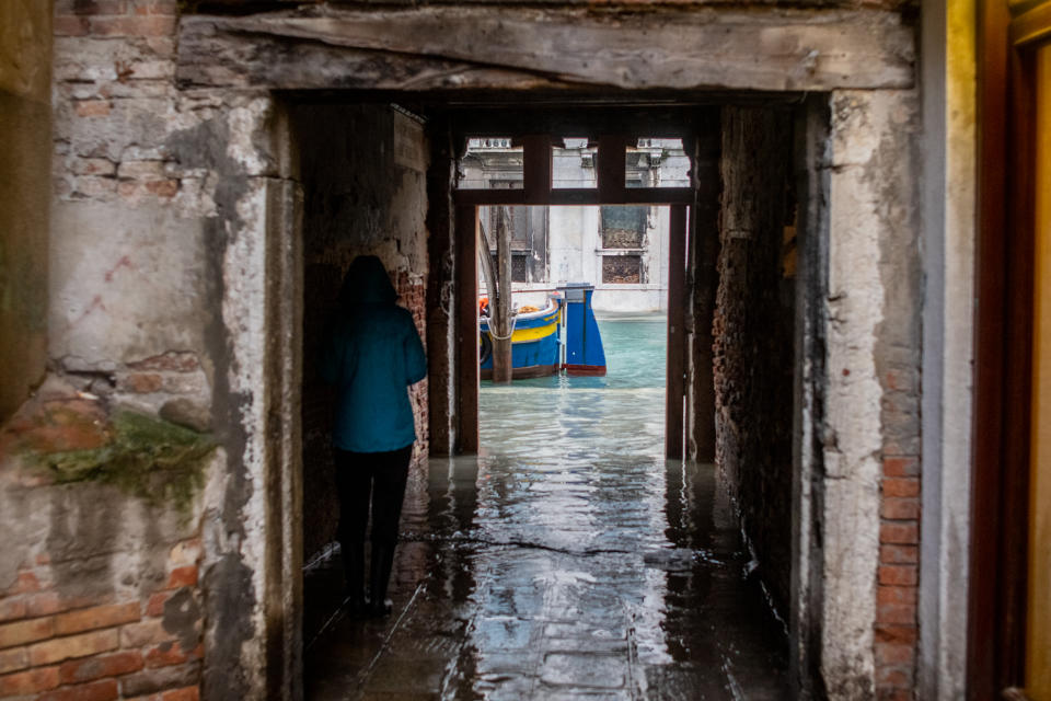 L'Amministrazione comunale di Venezia presenterà richiesta di stato di crisi alla Regione Veneto. Il sindaco Brugnaro: "Tutti i cittadini e le imprese raccolgano materiale utile a dimostrare i danni subiti con fotografie, video, documenti o altro nei prossimi giorni comunicheremo le modalità precise per la richiesta di contributo". Disposta intanto la chiusura delle scuole di Venezia e isole di ogni ordine e grado. (Photo by Giacomo Cosua/NurPhoto via Getty Images)