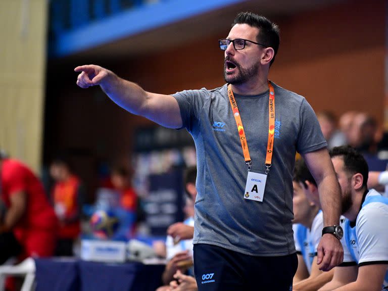 El entrenador de la selección argentina de handball masculino, Guillermo Milano dando indicaciones durante el partido que Los Gladiadores vencieron a Baréin 31 a 17 en el Torneo Memorial Domingo Bárcenas, cuadrangular internacional que se celebra en Benidorm, España