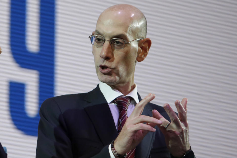 Adam Silver, comisionado de la NBA, habla durante un acto organizado por la liga en el marco de un partido entre los Raptors de Toronto y los Rockets de Houston, que se realizará en Japón, el lunes 7 de octubre de 2019 (AP Foto/Kiichiro Sato)