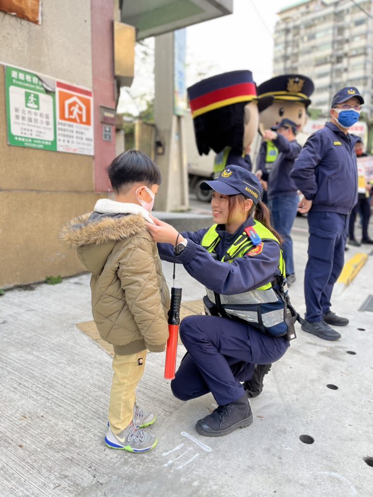 新北市警局中和分局於13日開學日，特別加強維護學童安全，規劃護童勤務。（中和警分局提供）