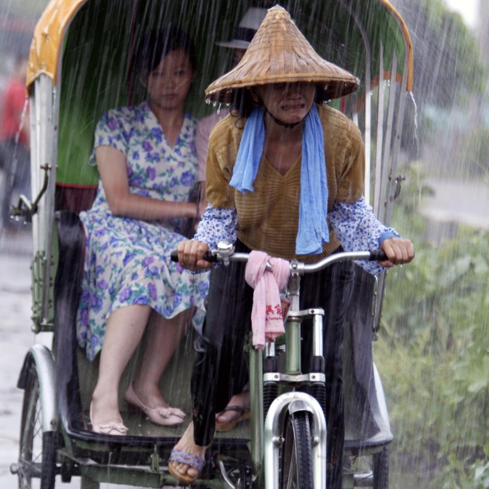 陸弈靜在《光明恆生》中拉三輪車（圖／大愛電視）