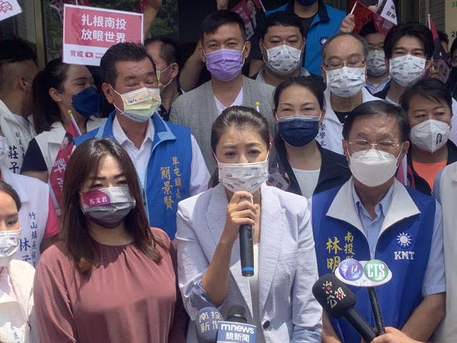 國民黨南投縣長參選人許淑華（中）。（廖志晃攝）