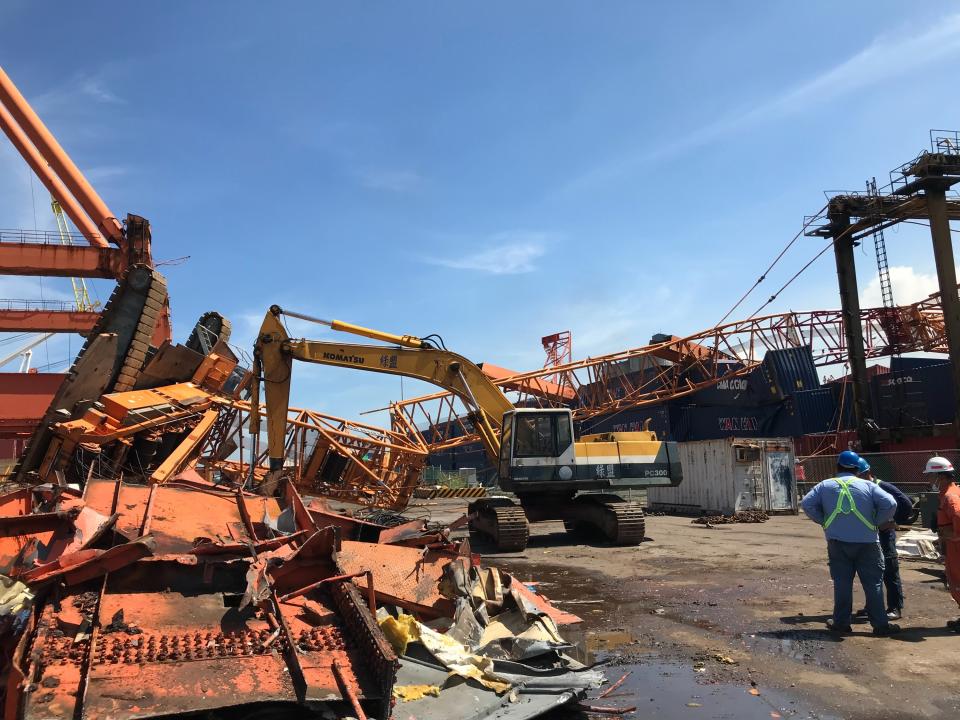 台中港一輛吊車6日上午正在進行橋式起重機拆除作業，過程中因不明原因倒塌，壓到隔壁正在作業的貨櫃操機員，共造成2人受傷送醫。（中央社／台中港務公司提供）