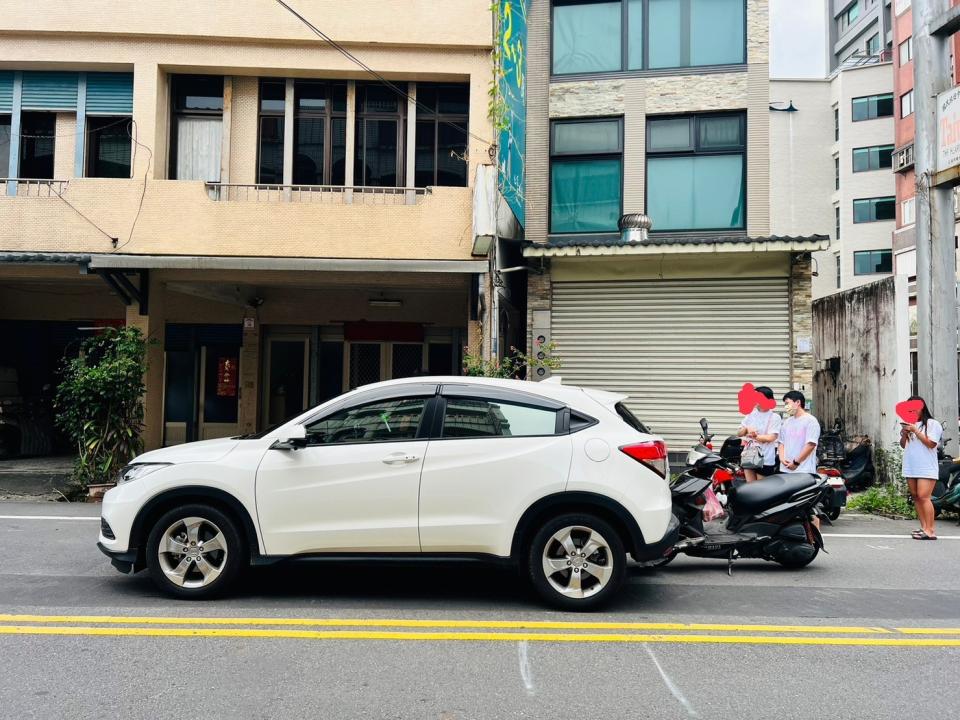 哈士奇Yuma掙脫綁帶釀車禍，汽車駕駛看到哈士奇緊急剎車，後方機車追撞。讀者提供