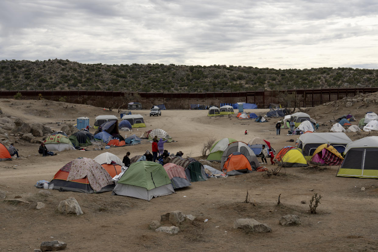 Un campamento de migrantes cerca de la frontera con México, en Jacumba Hot Springs, California, el 18 de diciembre de 2023. (Erin Schaff/The New York Times)