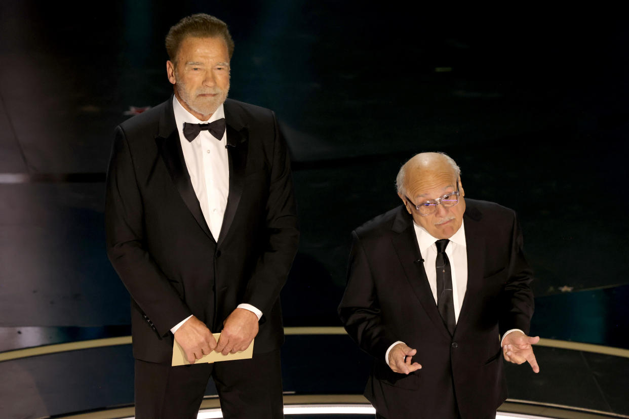 Arnold Schwarzenegger y Danny DeVito ponen nostalgia a los Oscar con un reencuentro de 'Gemelos'. (Foto de Kevin Winter/Getty Images)