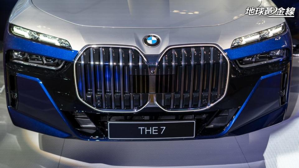 分離式燈組的上半部為BMW首見、與Swarovski合作打造的水晶玻璃頭燈，仔細一看巨大的水箱罩周遭還被LED燈條包覆。(攝影/ 劉家岳)