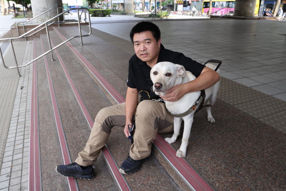 
        訓練師顏明昱曾培訓過多隻導盲犬，在他眼中，這些狗狗都是善解人意也不失活潑本性的天使。圖／ 陳賜哿攝
    