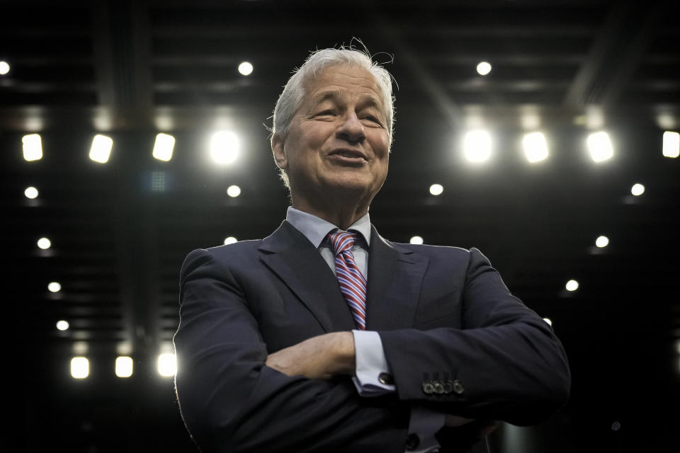 WASHINGTON, DC - 22 SEPTEMBRE : Jamie Dimon, PDG de JPMorgan Chase & Co, arrive pour une audience du Comité sénatorial des banques, du logement et des affaires urbaines à Capitol Hill le 22 septembre 2022 à Washington, DC.  Le comité a tenu l'audience pour la surveillance annuelle des plus grandes banques du pays.  (Photo de Drew Angerer/Getty Images)