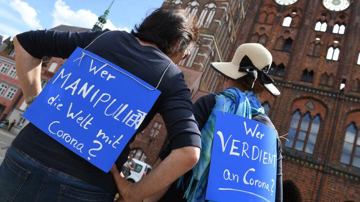 Gegen die Maßnahmen zur Eindämmung der Corona-Pandemie wächst der Protest. Doch die Demos ziehen auch Mitglieder der AFD und Verschwörungstheoretiker an, zu denen die FDP auf Distanz bleiben will. Foto: dpa