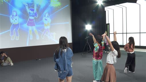 全新一集詩雅找來成員組隊競賽，與女子團體「PER6IX」比賽舞蹈和電玩PK賽。（圖／記者林宥村攝影）