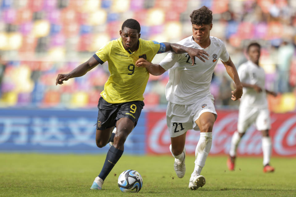 Justin Cuero de Ecuador, a la izquierda, y Sterling Vasconcellos de Fiji disputan la pelota durante un partido del Grupo B del Mundial Sub20 en el estadio Madre De Ciudades de Santiago del Estero, Argentina, viernes 26 de mayo, 2023. (AP Foto/Nicolás Aguilera)