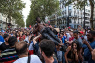 <p>Einfach mal locker die Crowd surfen. Die Chance bietet sich jetzt nicht zu oft … </p>