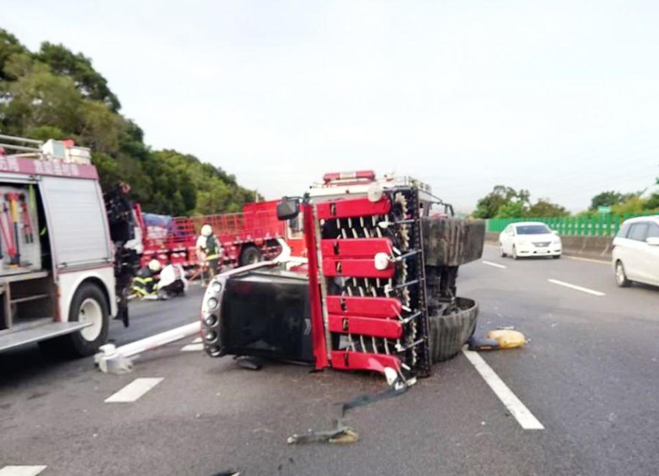 國道三號北上一八四點八公里台中市龍井路段昨日清晨發生三大車追撞事故，現場一片狼藉。（記者陳金龍翻攝）