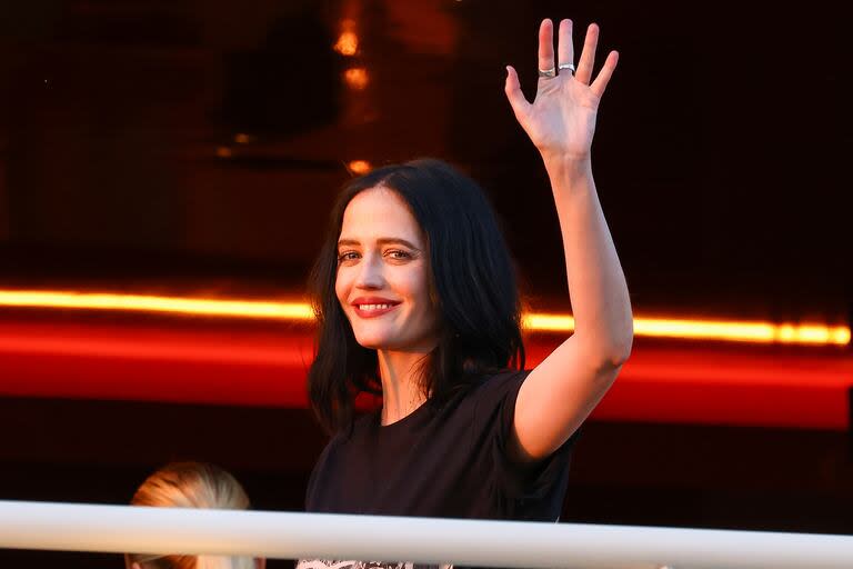 Muy informal, con remera de algodón y jean negro, Eva Green saludó mientras disfrutaba de la comida con los otros jurados. Luego, deberá cambiar el look para la gran ceremonia inaugural