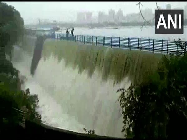 Visual of overflowing Powai Lake (Photo/ANI)