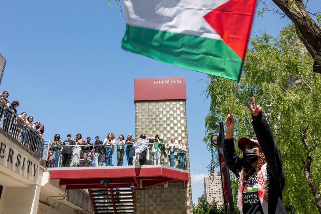 Des manifestants pro-palestiniens se rassemblent devant le campus du Lincoln Center de Fordham après qu’un groupe ait créé un campement à l’intérieur du bâtiment, le 01 mai 2024 à New York. L’occupation du bâtiment intervient un jour après que la police a fait une descente à l’Université de Columbia et au City College, arrêtant des dizaines de personnes et fermant les campements de soutien à la Palestine