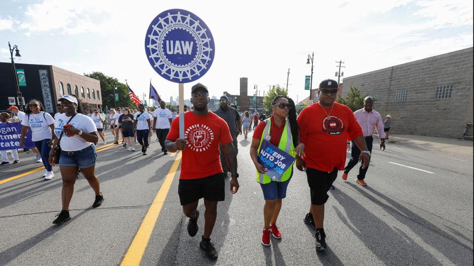 UAW Begins Historic Strike as 13,000 Ford, GM, Stellantis Workers Walk Out photo