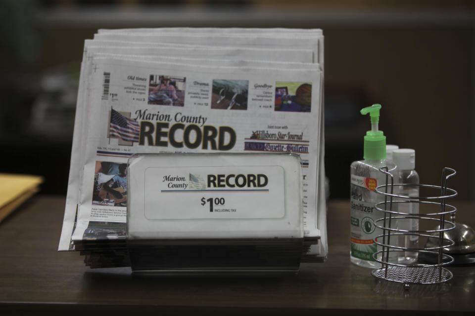 La edición impresa más reciente del semanario Marion County Record yace encima de un escritorio en las oficinas del periódico, el domingo 13 de agosto de 2023, en Marion, Kansas. (AP Foto/John Hanna)