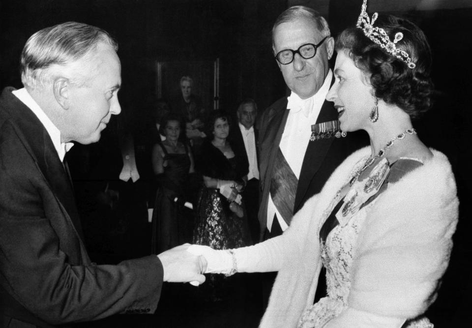 ARCHIVO – La reina Isabel de Gran Bretaña saluda al primer ministro Harold Wilson en una recepción en el Salón del Condado en Westminster, Londres el 11 de noviembre de 1964. En sus siete décadas en el trono, la reina Isabel II vio 15 primeros ministros británicos ir y venir de Winston Churchill a Margaret Thatcher, Boris Johnson y la más reciente, Liz Truss. (Foto AP, archivo)