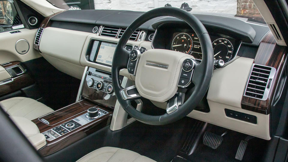 Queen Elizabeth II’s 2016 Range Rover 4.4 SDV8 Autobiography LWB