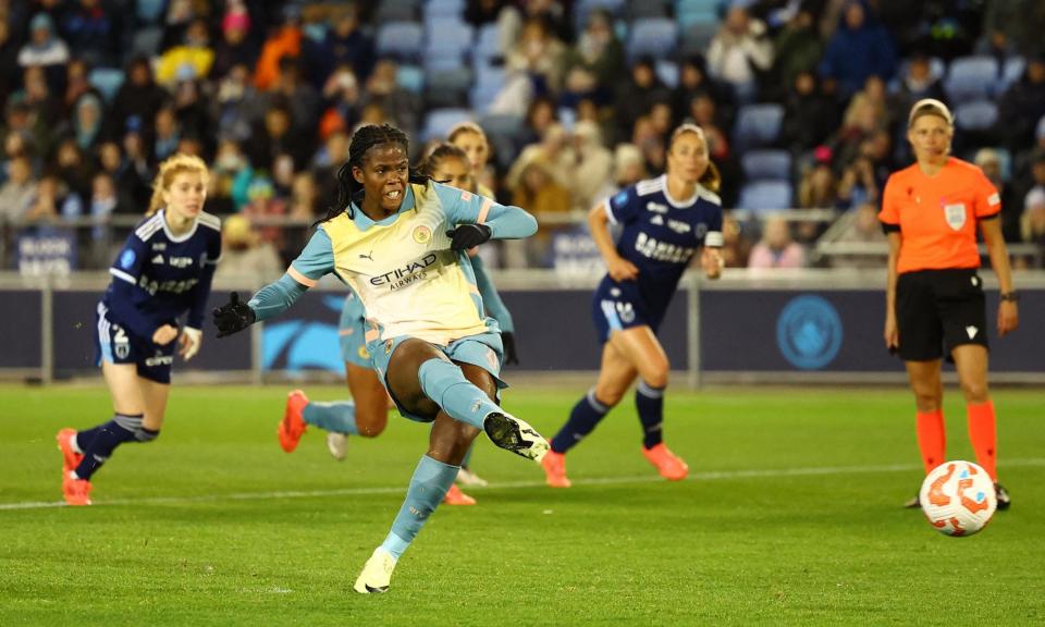 <span>Khadija Shaw scores Manchester City’s third goal from the penalty spot.</span><span>Photograph: Andrew Boyers/Action Images/Reuters</span>