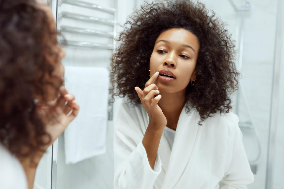 La piel de los labios es muy delicada, amerita protección y cuidados muy sutiles que incluyen el uso de bálsamo labial, pero con moderación. (Getty Creative)