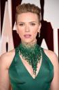 Tolle Idee für einen strahlenden Teint à la Scarlett Johansson: Mithilfe einer Zahnbürste können Sie Ihre Wangen beim Waschen in kreisförmigen Bewegungen massieren. Dadurch wird die Durchblutung angeregt und Ihr Gesicht erhält eine schöne und gesunde Farbe – Rouge wird so schnell überflüssig.