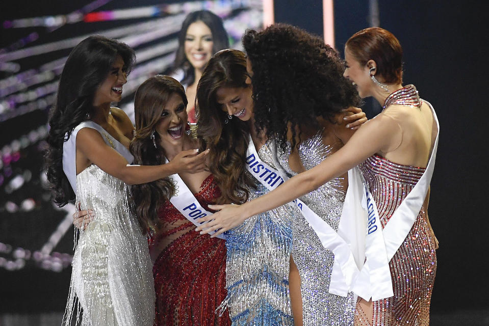 Las cinco finalistas de Miss Venezuela se abrazan en Caracas, Venezuela, el miércoles 16 de noviembre de 2022. (Foto AP/Matias Delacroix)