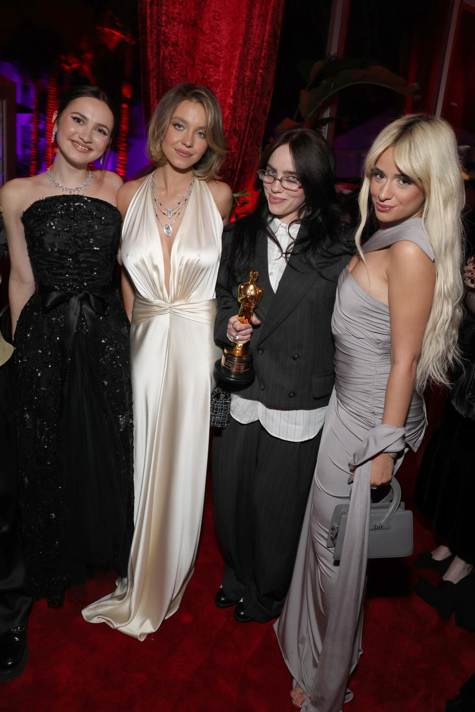 Maude Apatow, Sydney Sweeney, Billie Eilish y Camila Cabello en la fiesta de Vanity Fair tras la gala de los Oscar 2024. 