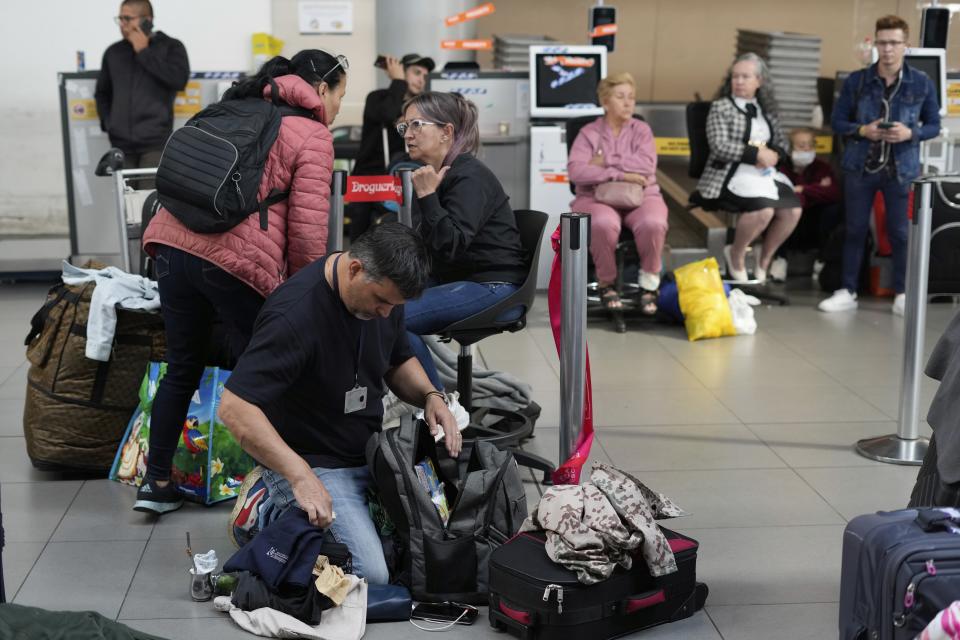 Pasajeros de Viva Air en El Dorado International Airport de Bogota, Colombia, el 28 de febrero. (Foto: AP Photo/Fernando Vergara)