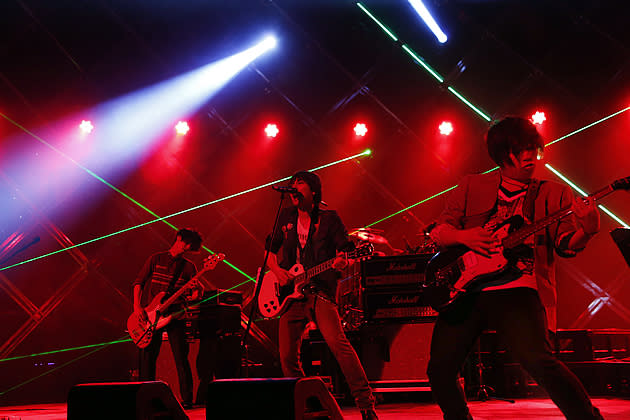 (From left) Bassist Genki Amakawa, lead vocalist Ryuta Yamamura and lead guitarist Kazuki Sakai of flumpool in concert on Sunday night. (Photo courtesy of Amuse Inc.)