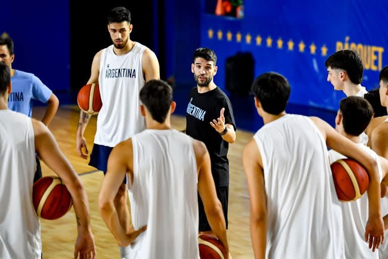 Herman Mandole le da indicaciones a los jugadores, durante uno de los entrenamientos del seleccionado, antes de la eliminatoria de la Americup