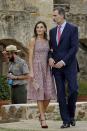 <p>Durante su visita a la Misión de San José, en San Antonio, Letizia sorprendió con este look, según detalla <a rel="nofollow" href="https://www.yahoo.com/lifestyle/king-felipe-queen-letizia-spain-160000840.html" data-ylk="slk:Harper’s Bazaar;elm:context_link;itc:0;sec:content-canvas;outcm:mb_qualified_link;_E:mb_qualified_link;ct:story;" class="link  yahoo-link"><em>Harper’s Bazaar</em></a>.<br><br></p>