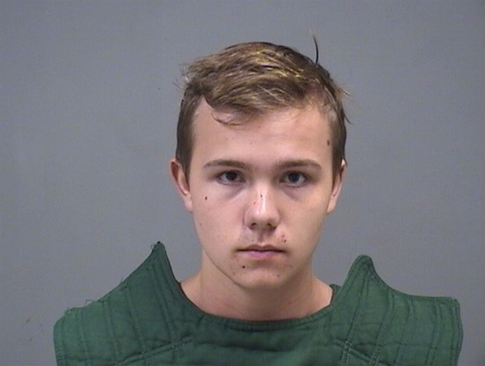 El joven Justin Olsen, de 18 años, fue arrestado en Ohio. En su casa se hallaron 25 armas de fuego y miles de rondas de munición. El FBI lo detuvo luego de que Olsen emitiera amenazas de muerte contra agentes federales en el app iFunny. (Cárcel del Condado Mahoning)