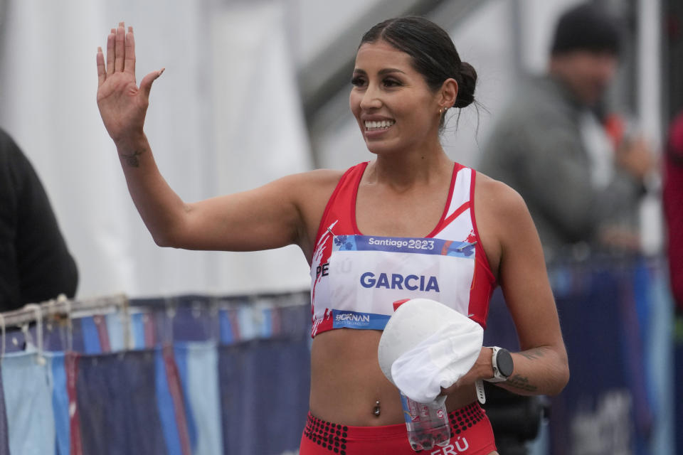 La peruana Kimberly García saluda tras ganar la marcha de 20 kilómetros de los Juegos Panamericanos en Santiago, Chile, el domingo 29 de octubre de 2023. (AP Foto/Moisés Castillo)