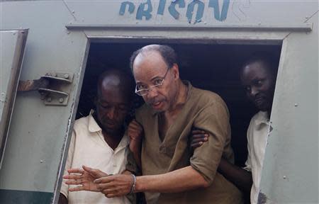 Former U.S. congressman Mel Reynolds (C) arrives at the Harare Magistrates court, February 20, 2014. REUTERS/Philimon Bulawayo