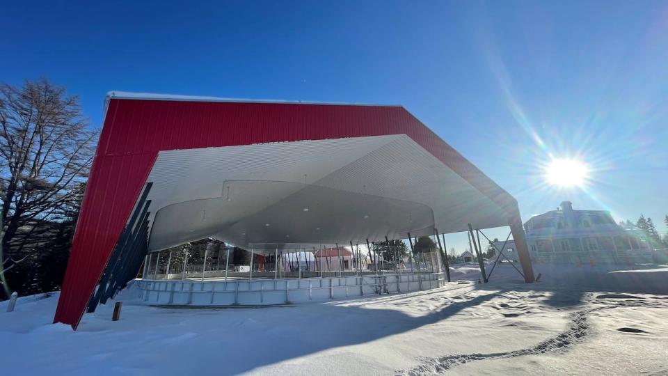 The rink at Stoneham-et-Tewkesbury is protected by a metal roof.