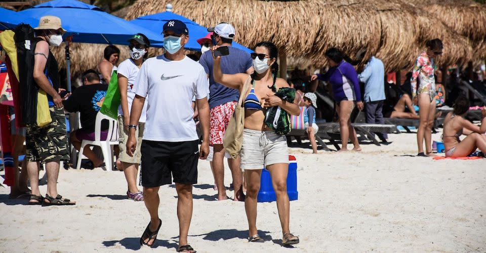 Turistas extranjeros y nacionales disfrutan de las playas de Quintana Roo durante el décimo mes de la pandemia.