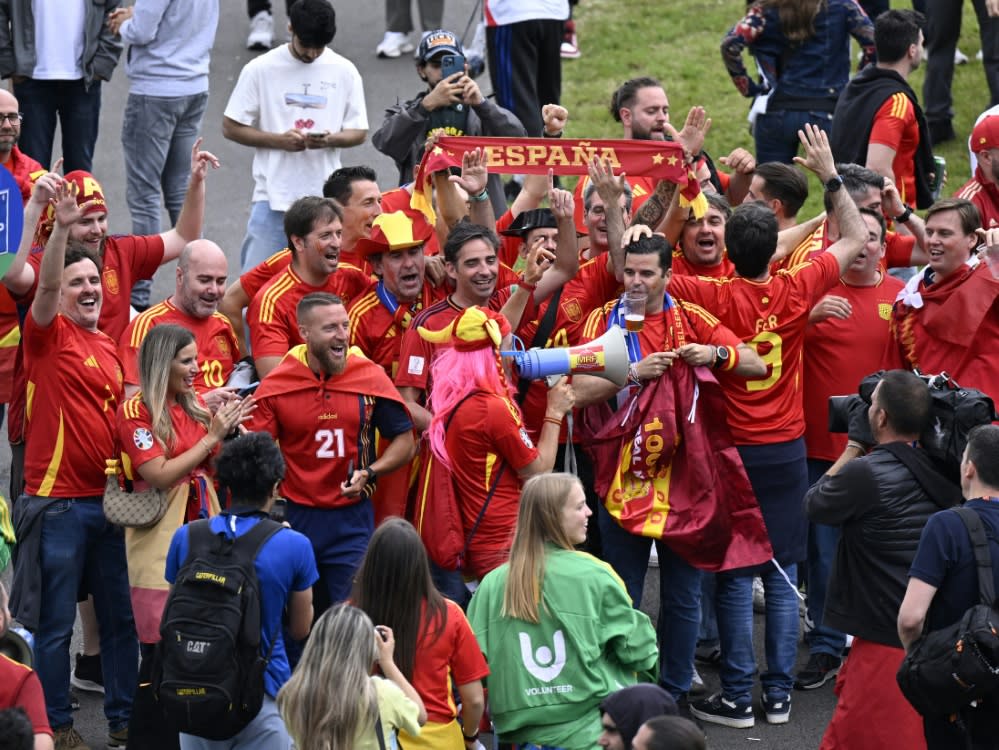 Spanische Fans auf dem Weg zur Schalker Arena (INA FASSBENDER)