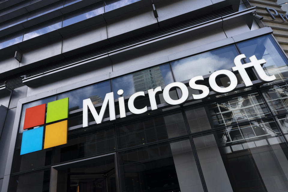 En esta imagen de archivo, el cartel con el logo de Microsoft, en las oficinas de la empresa en Nueva York, el 6 de mayo de 2021. (AP Foto/Mark Lennihan, archivo)