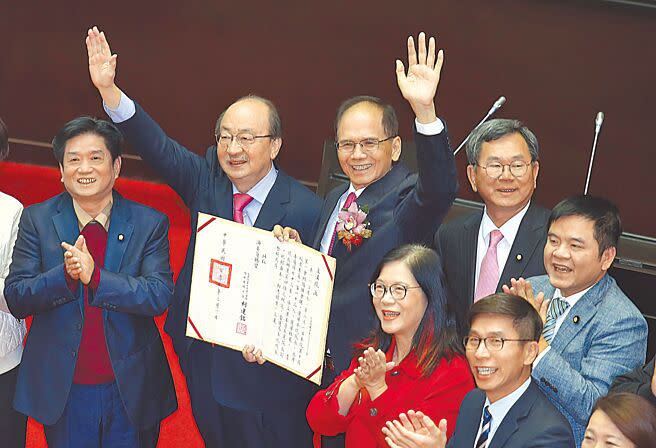 立法院龍頭競爭戰開打，民進黨立法院黨團總召柯建銘表示，沒有所謂三個劇本，就只有一個原則，且就是游昌配。圖為第10屆立委就職並選舉院長時的畫面。（本報資料照片）