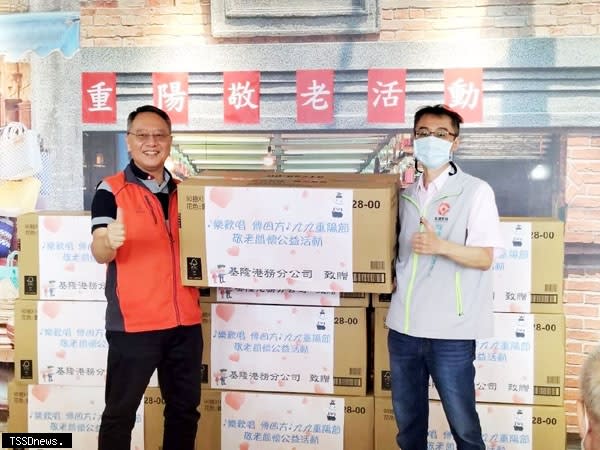 基隆港務分公司主任秘書張維鍵代表該分公司致贈生活用品給基隆市立仁愛之家的老人家們。（記者趙智偉翻攝）