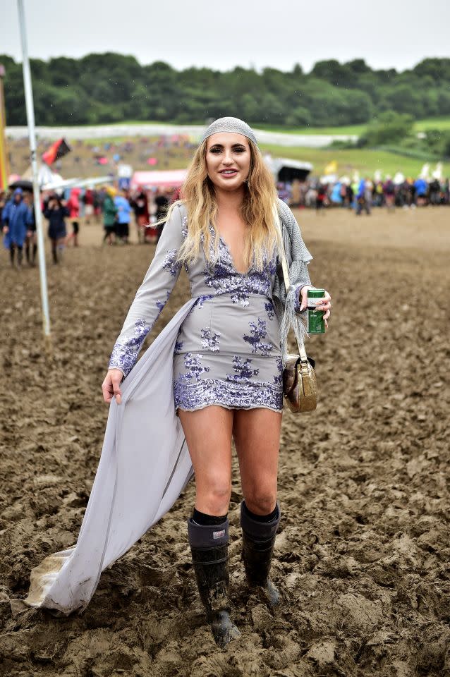 Cette femme a décidé de porter une tenue très clinquante malgré la boue.[Photo : PA Images]