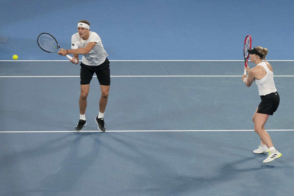 Los alemanes Angelique Kerber y Alexander Zverev disputan el dobles mixtos en la United Cup ante Italia en el torneo en Sidney, Australia el sábado 30 de diciembre del 2023. (AP Foto/Rick Rycroft)