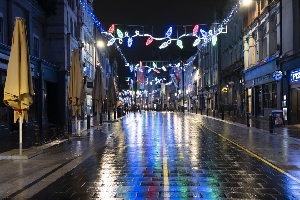 CARDIFF, WALES - DECEMBER 18: A general view of an empty High Street on December 18, 2020 in Cardiff, Wales. A two-household limit will be in place from December 23 to December 27 and three in the rest of the UK. In Wales, non-essential shops will close at the end of trading on Christmas Eve with an alert level four lockdown starting four days later. Close-contact services, such as hair salons also have to shut before Christmas, and all pubs, cafes and restaurants will close at 18:00 GMT on Christmas Day. (Photo by Matthew Horwood/Getty Images)