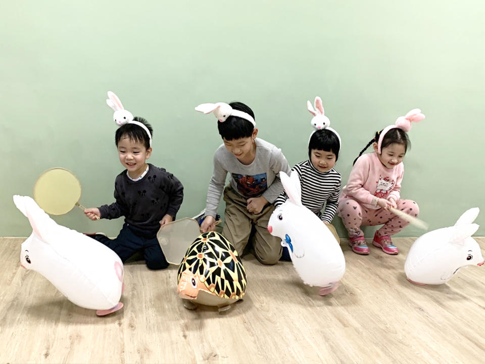 小朋友開心拿扇子搧動氣球前進玩龜兔賽跑遊戲。&nbsp;&nbsp;&nbsp;圖：新北市文化局提供